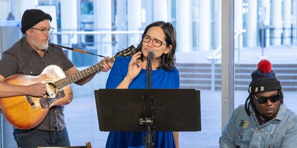 Musicians group sings to a crowd