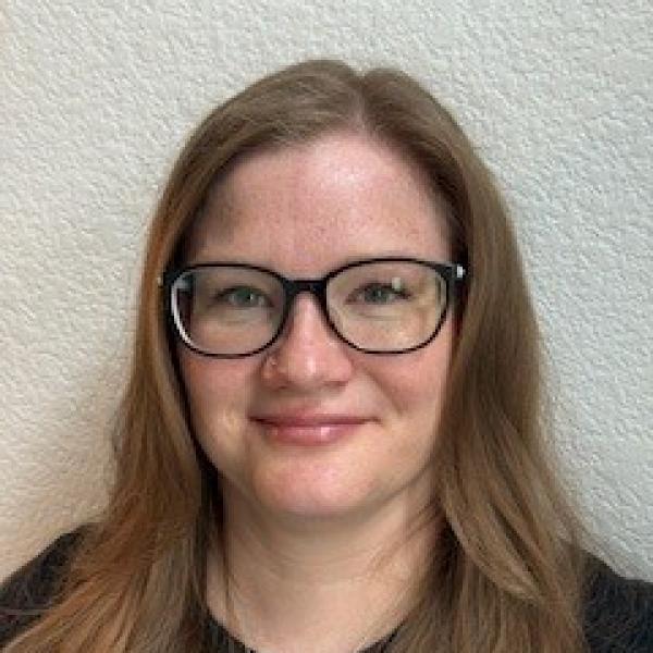 Headshot of Lindsay Waggoner