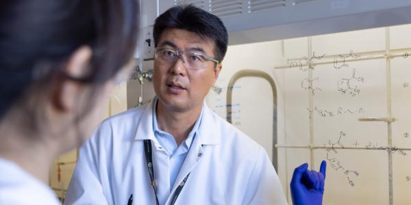 CU Denver Professor Jung-Jae Lee explaining a new concept to students in his chemistry nanomedicine lab.