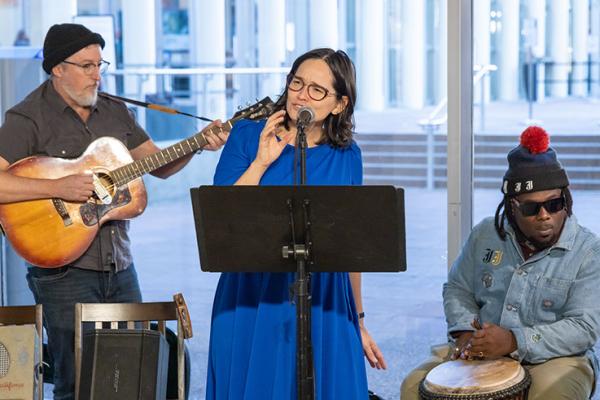 Musicians group sings to a crowd